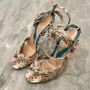 Gucci floral sandals size 37 (fits like 36)